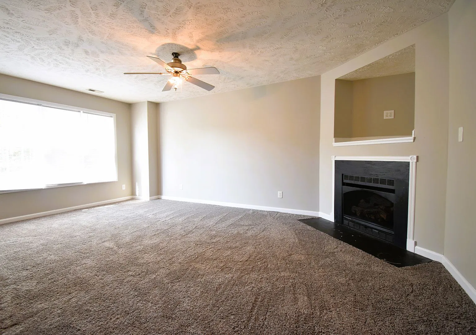 Coming Soon 3 Bedroom 2.5 Bathroom Townhome — Photo 2