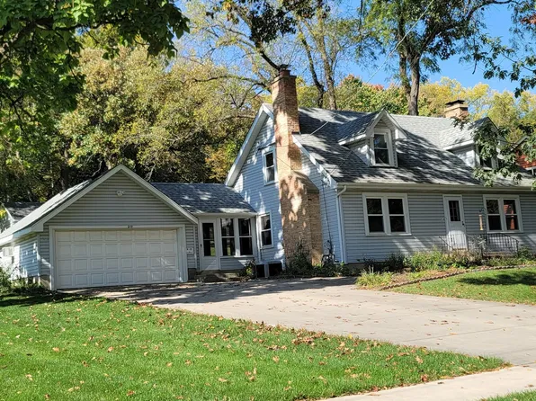 235 N Lincoln Ave, Carpentersville, IL 60110