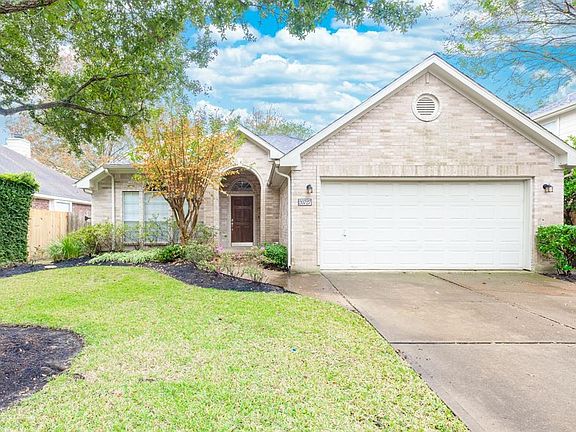 It has many great features including engineered wood flooring, granite counters, gas log fireplace, covered patio. In addition, 