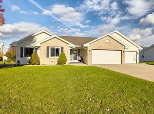 527 Autumnwolf Dr, Davis Junction, IL 61020