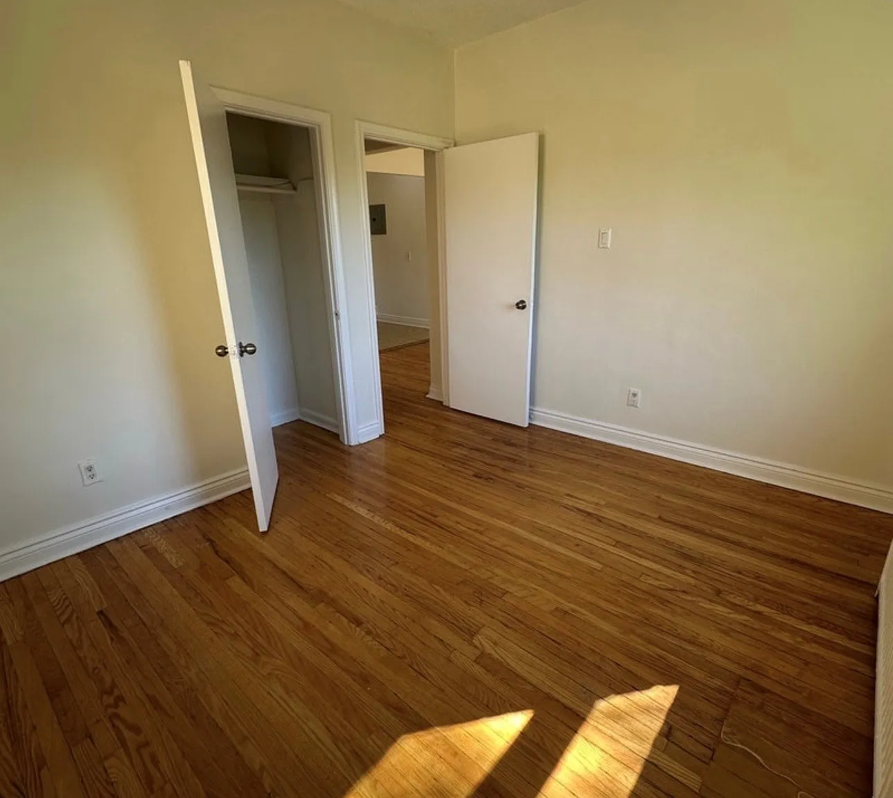 526 Harvie Ave — Photo 2