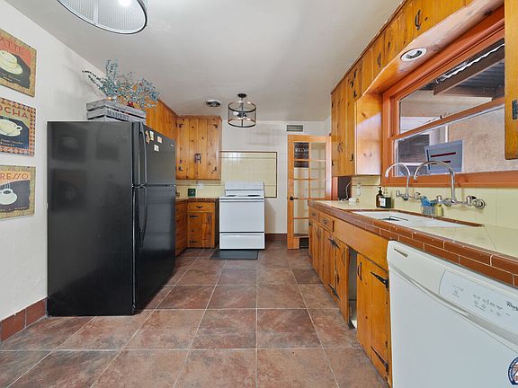 5th image of 1027 W Holt Ave