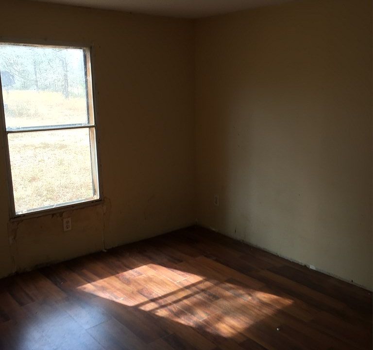 2nd image of 113 Turpentine Rd NE