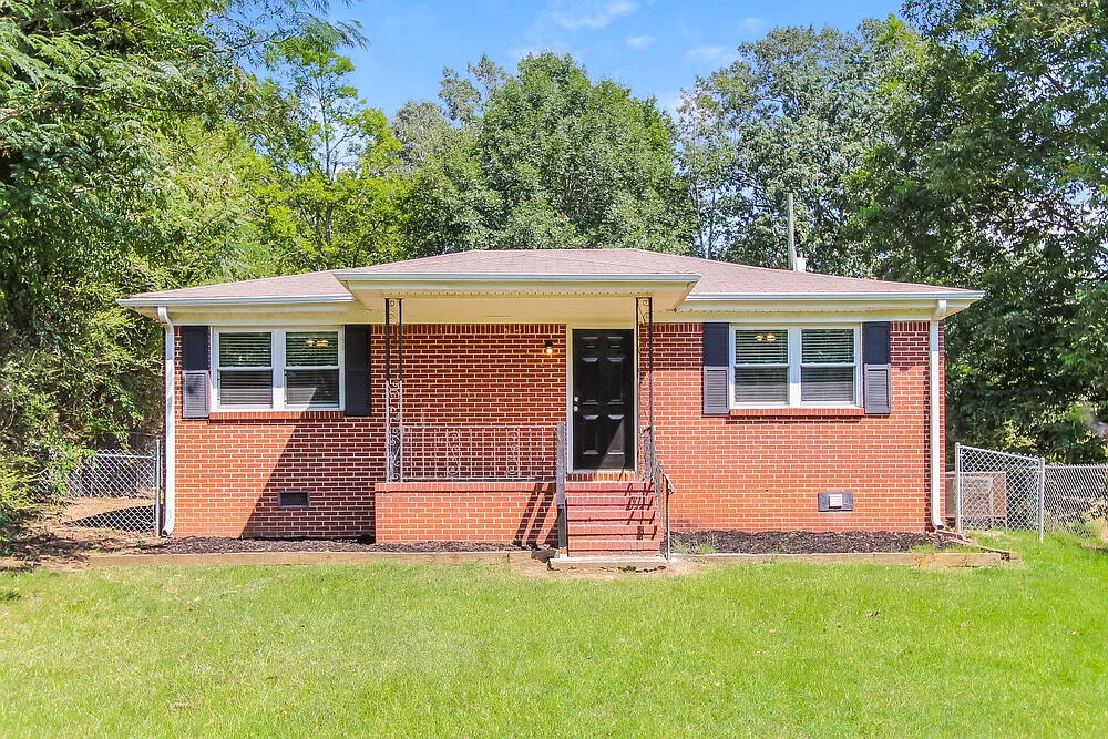 2 bed, 1.0 bath, 972 sqft, $1,205 — Photo 1