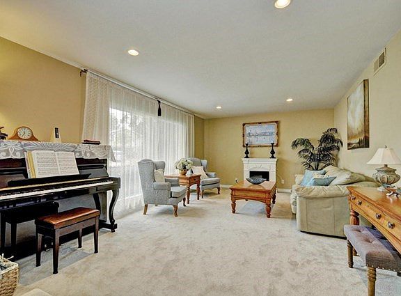 29256 Trailway Lane Agoura-Living room
