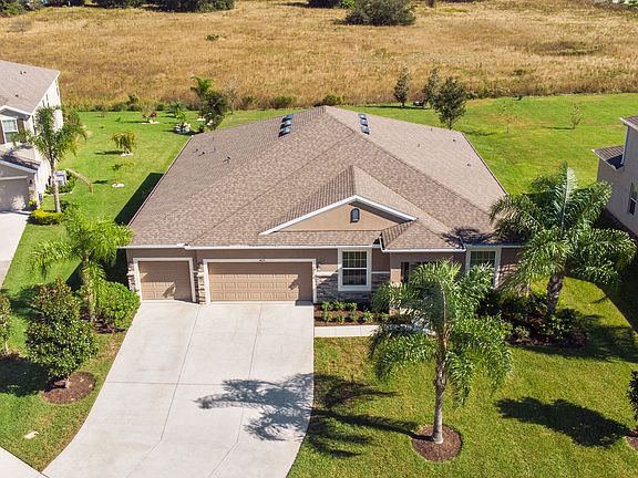 Nearly New 4 beds + Den!