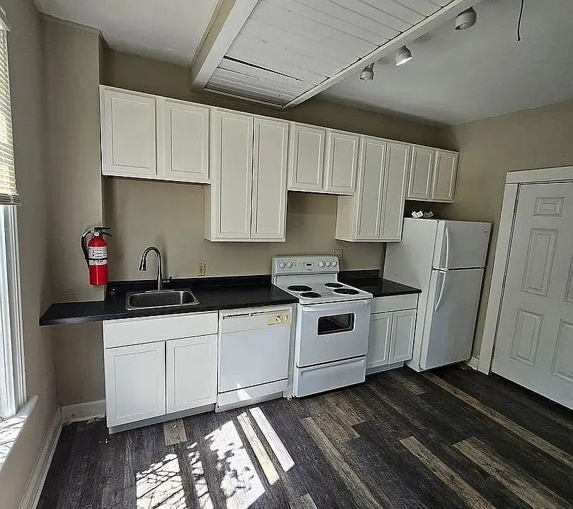 6 bed, 2.0 bath, 2005 sqft, $2,095 — Photo 4