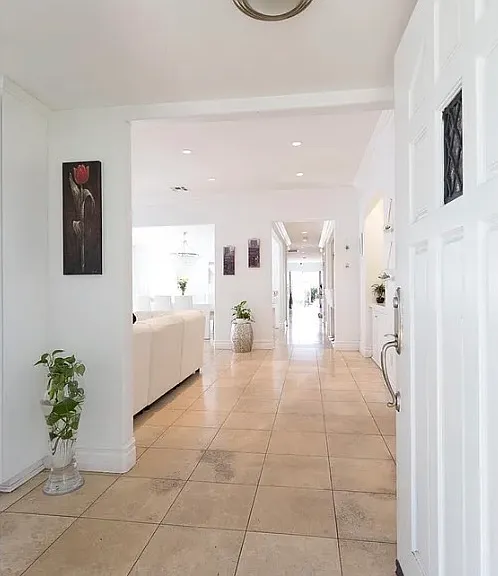 711 Schumacher Dr — Photo 2