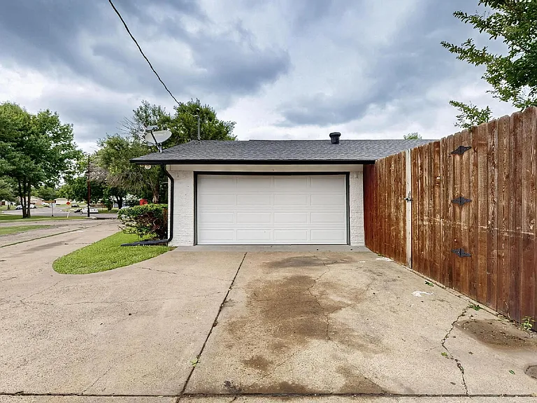 3264 Northaven Rd — Photo 34