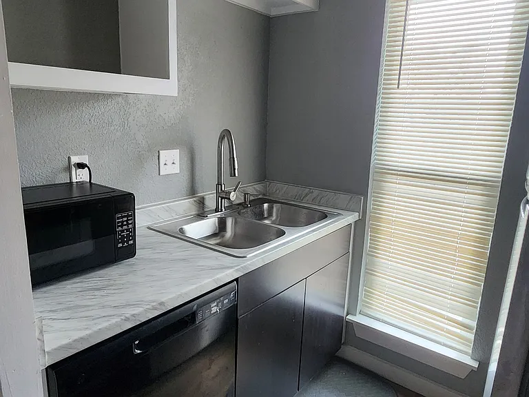 109 E Dean Ave — Photo 8