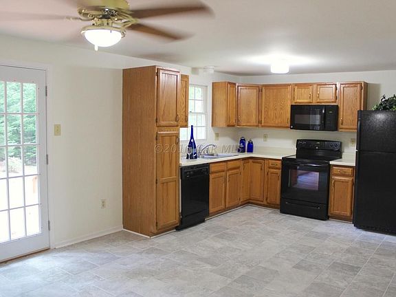 Kitchen w NEW stove/microwave/tile floor