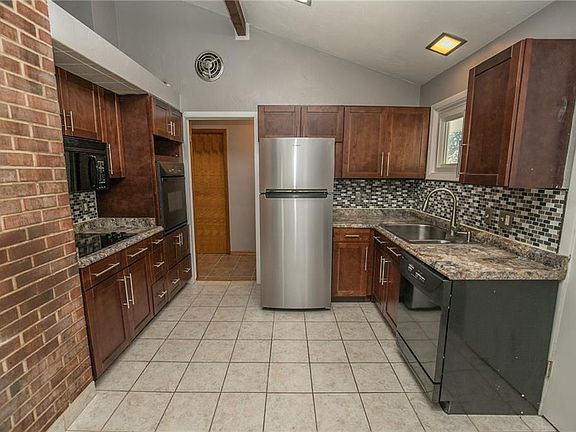 3rd image of 20524 Alameda Pkwy