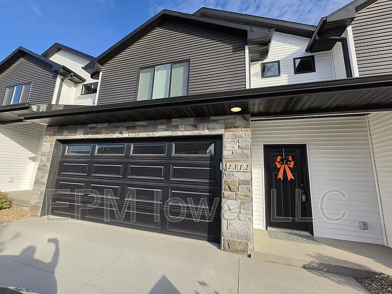 3 bed, 2.5 bath, 1918 sqft, $2,500 — Photo 1