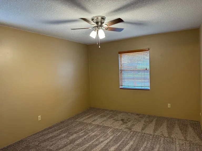 731-735 E Stadium Dr — Photo 11