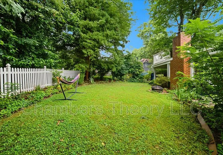 912 N Lexington St — Photo 32