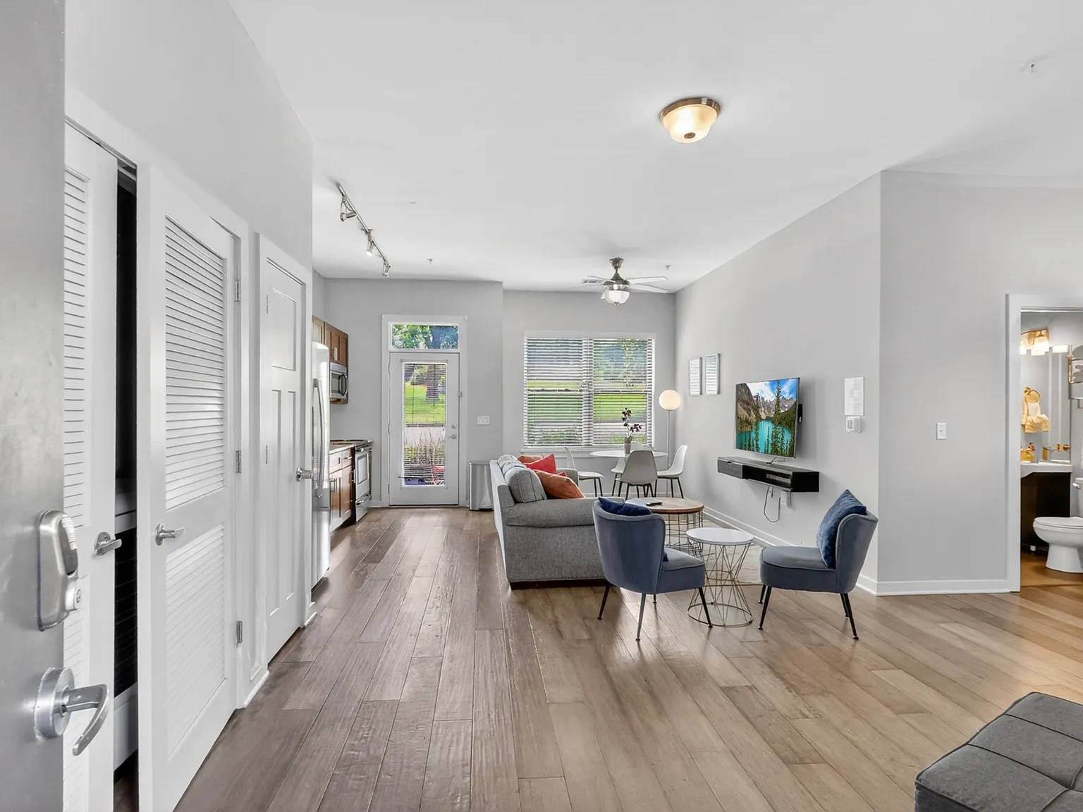 2 bed, 2.0 bath, 1044 sqft, $2,295 — Photo 3