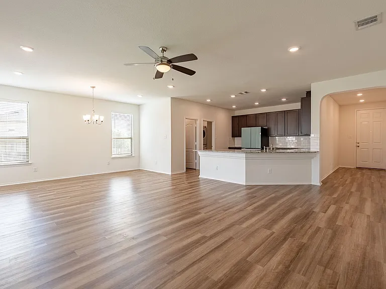 637 Landon Samuel Loop — Photo 2