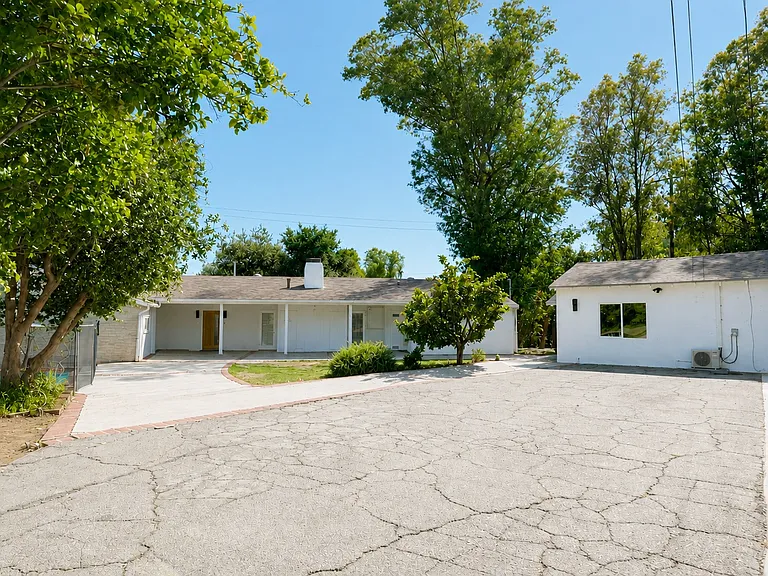 4711 Tyrone Ave — Photo 56