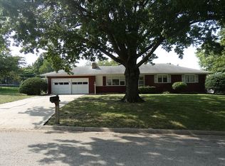 907 SW Mifflin Rd, Topeka, KS 66606