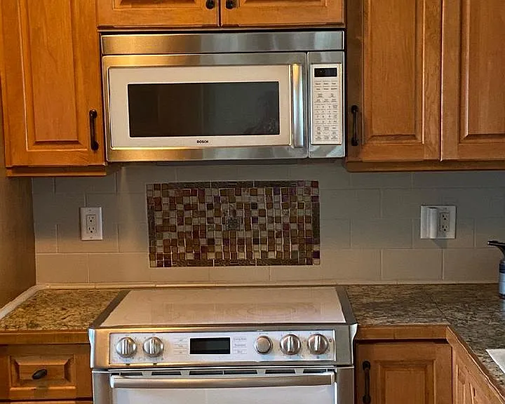 Bosch slide in convection range with temp probe. Boch microwave, vent, surface lighting