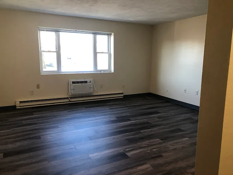 302 Main St — Photo 3