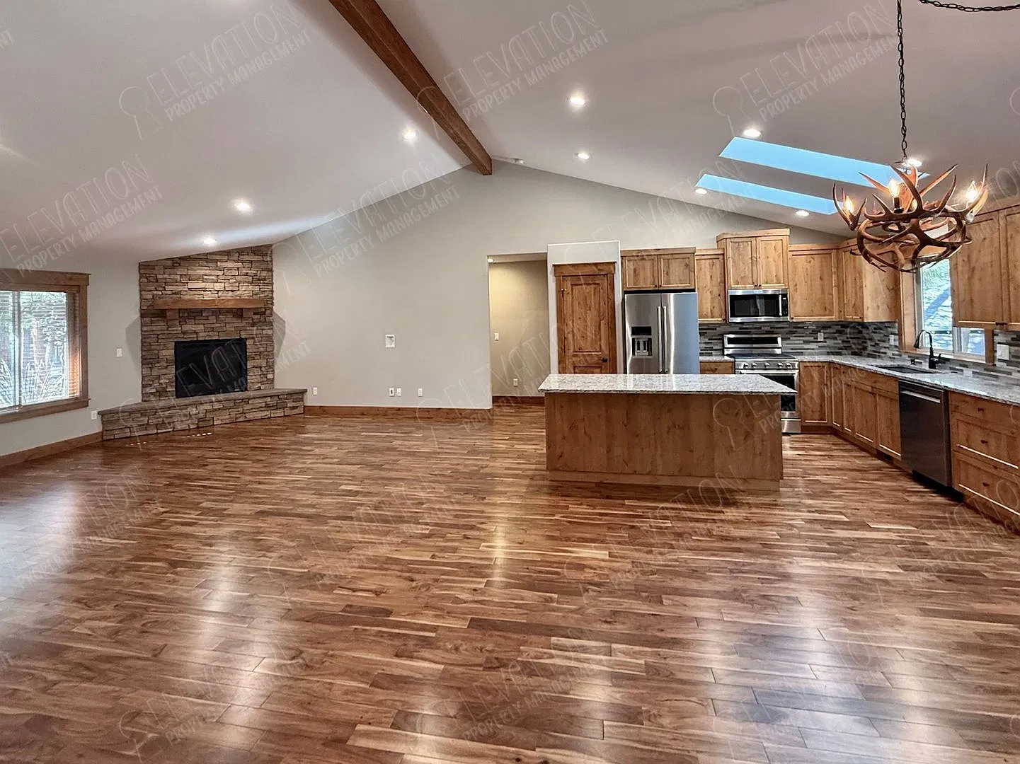 Beautiful single-level 3 BR home on wooded lot near Deschutes River — Photo 4