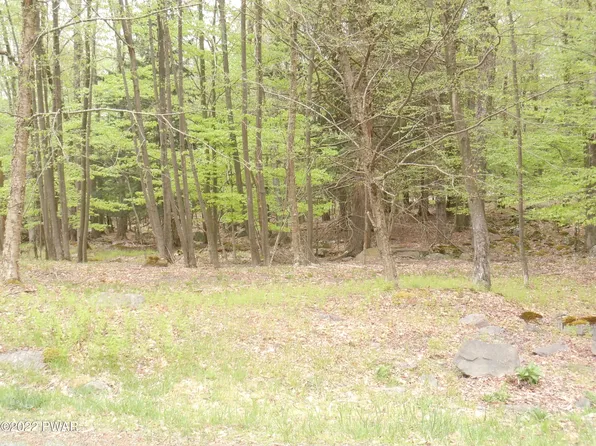 127 Pocono Dr, Gouldsboro, PA 18424