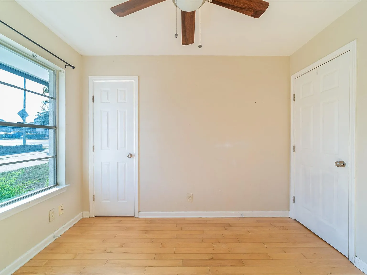 4 bed, 3.0 bath, 1942 sqft, $2,400 — Photo 3