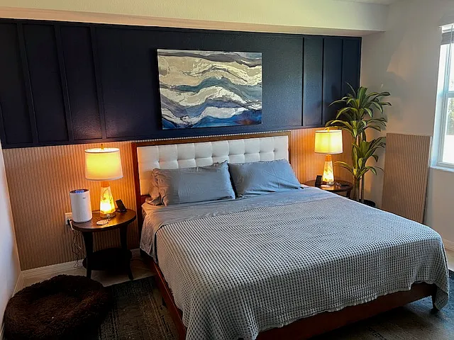 Master bedroom with king bed - Heritage Landing Blvd