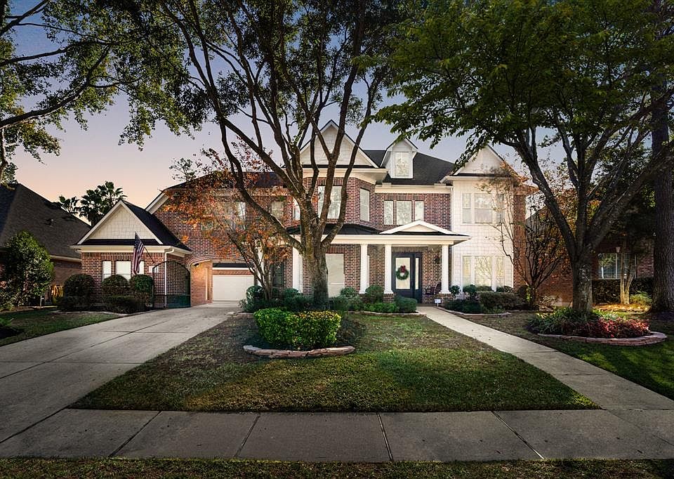 Welcome to 1510 Robins Forest centrally located in the Manor section walking distance to Manor Lake, Rec center and tennis courts.