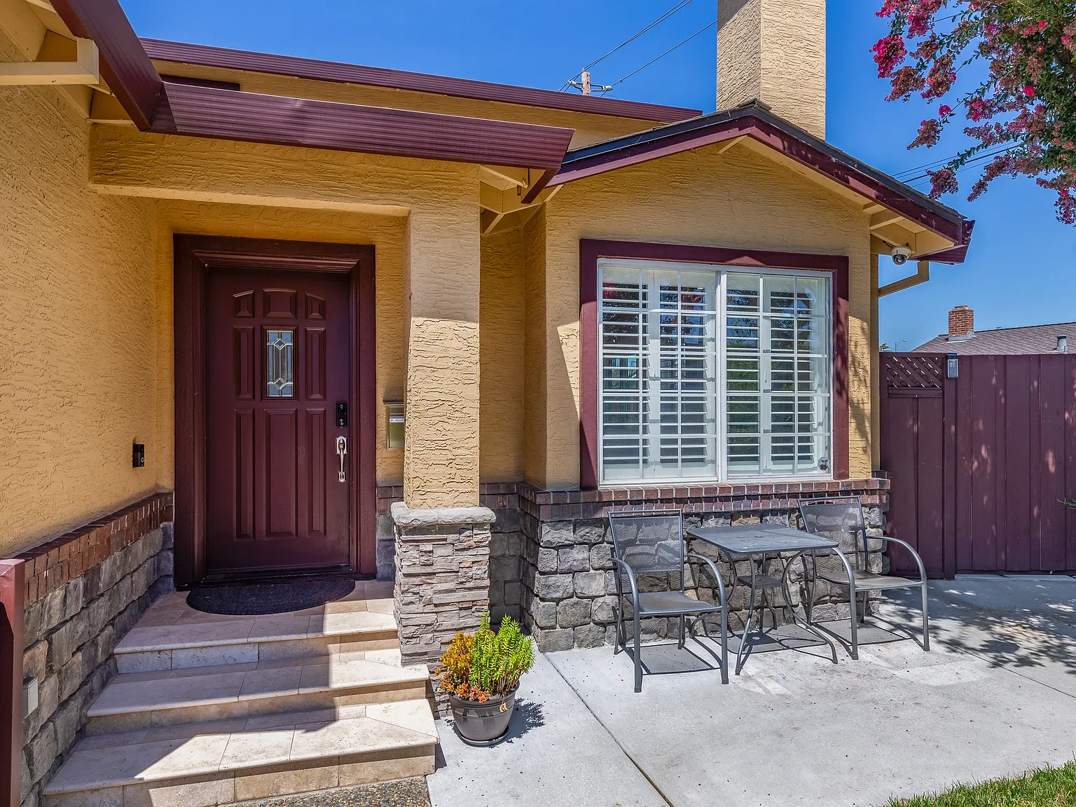 1739 Branham Ln — Photo 3