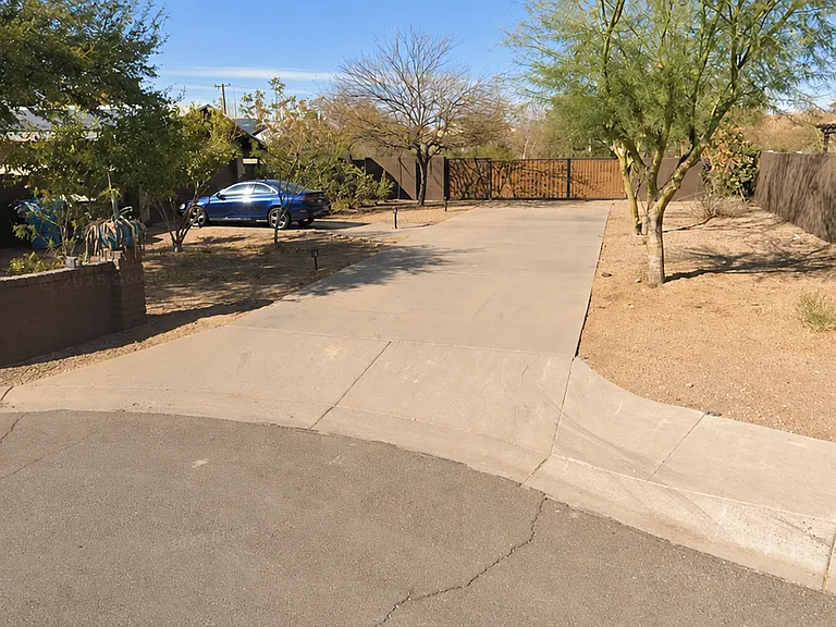 810 E Friess Dr — Photo 2