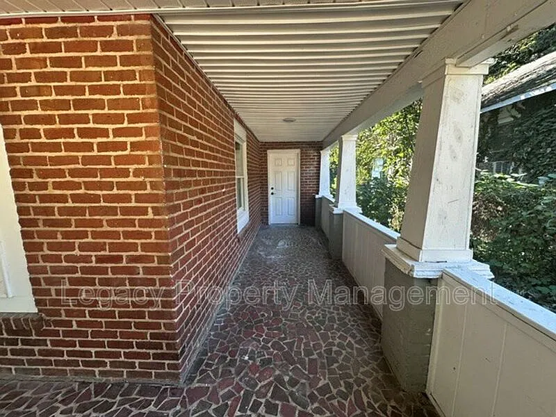 4 bed, 2.0 bath, 1800 sqft, $1,750 — Photo 3