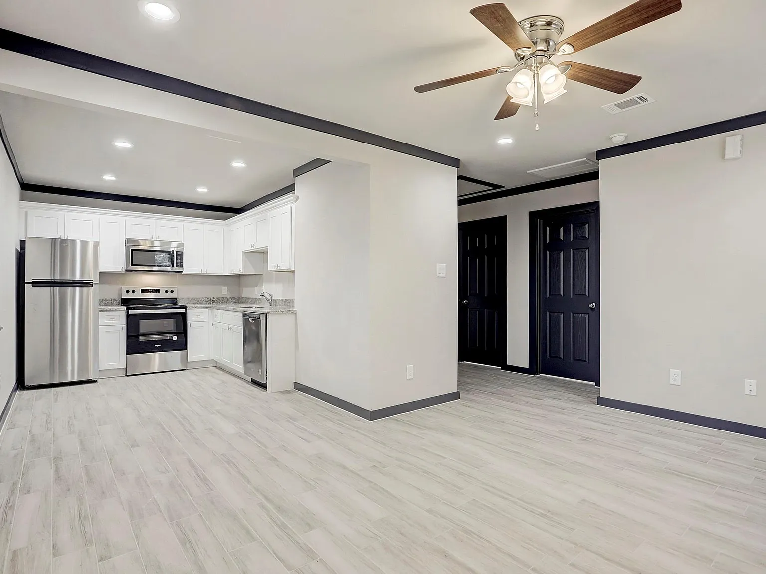 2 bed, 1.0 bath, 832 sqft, $1,200 — Photo 2