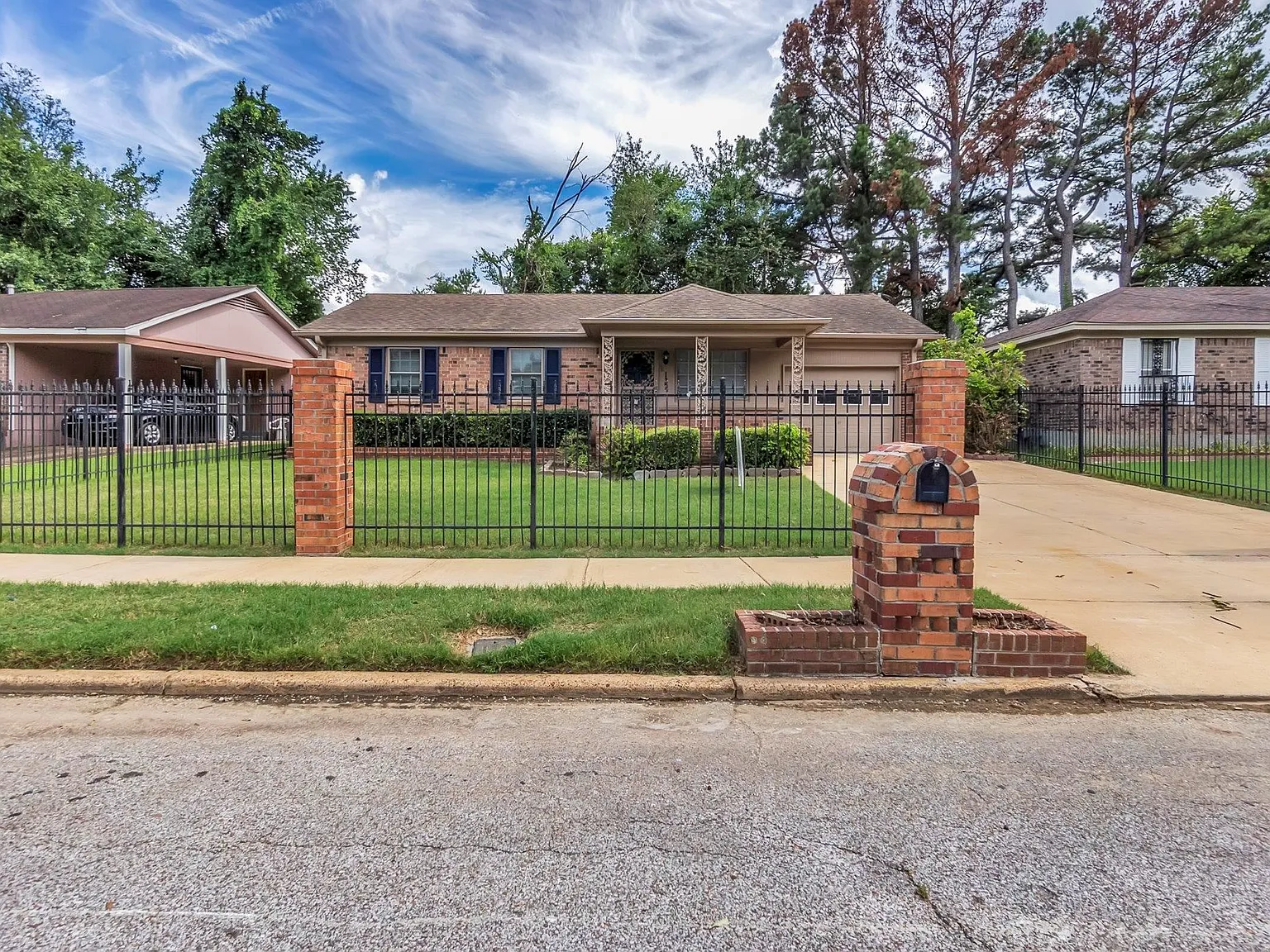 3 bed, 2.0 bath, 1892 sqft, $1,585 — Photo 2