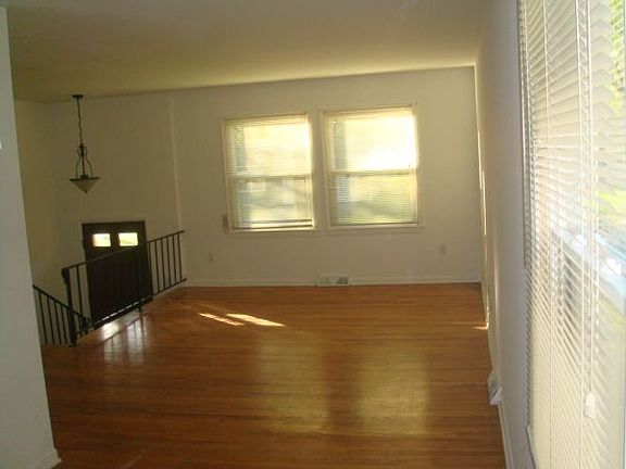 3rd image of 9237 W 100th St