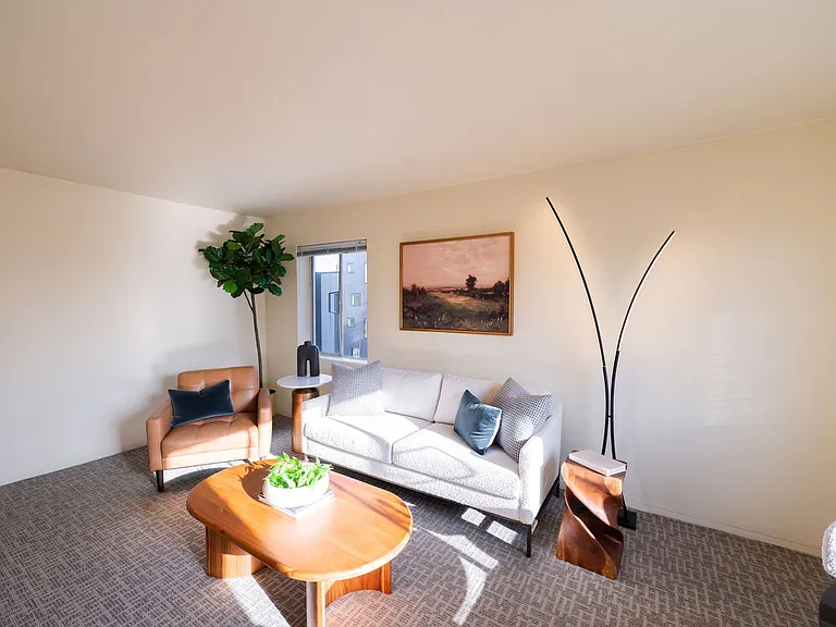 Eugene Manor Apartments — Photo 3