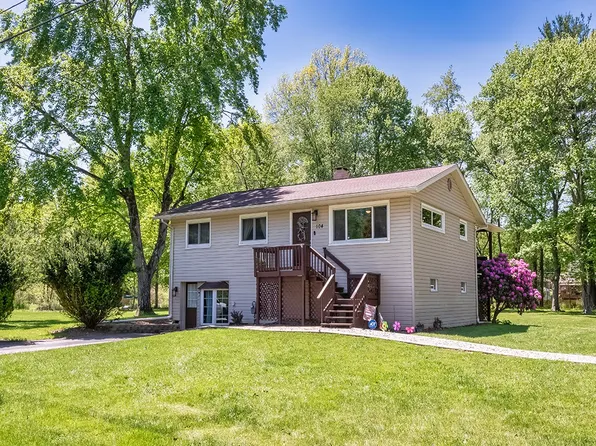 104 Lakewood Dr, Ellwood City, PA 16117