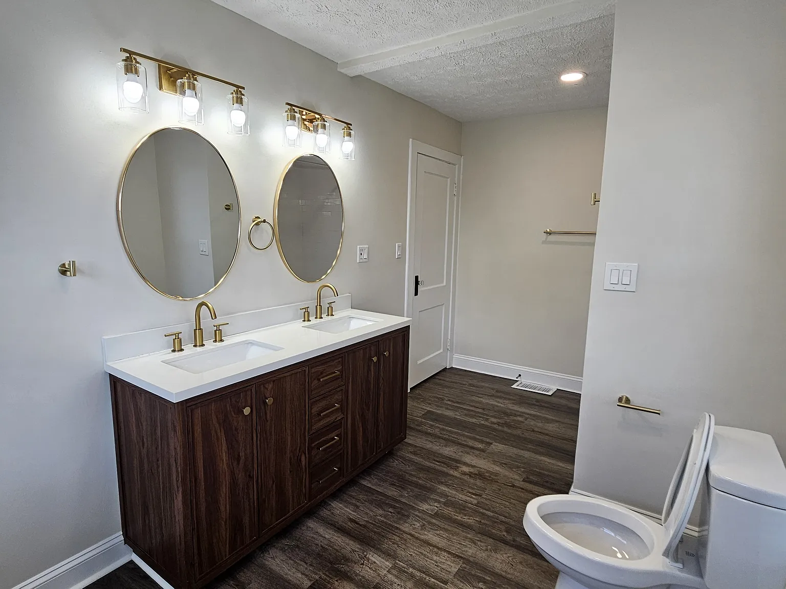 3 bed, 1.5 bath, 2260 sqft, $2,050 — Photo 1