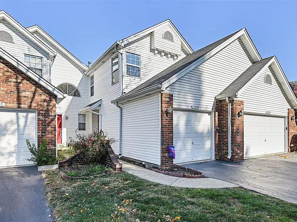 11918 Autumn Lakes Dr, Maryland Heights, MO 63043