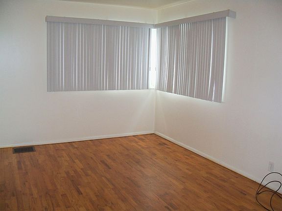 3rd image of 1705 Iris Ln