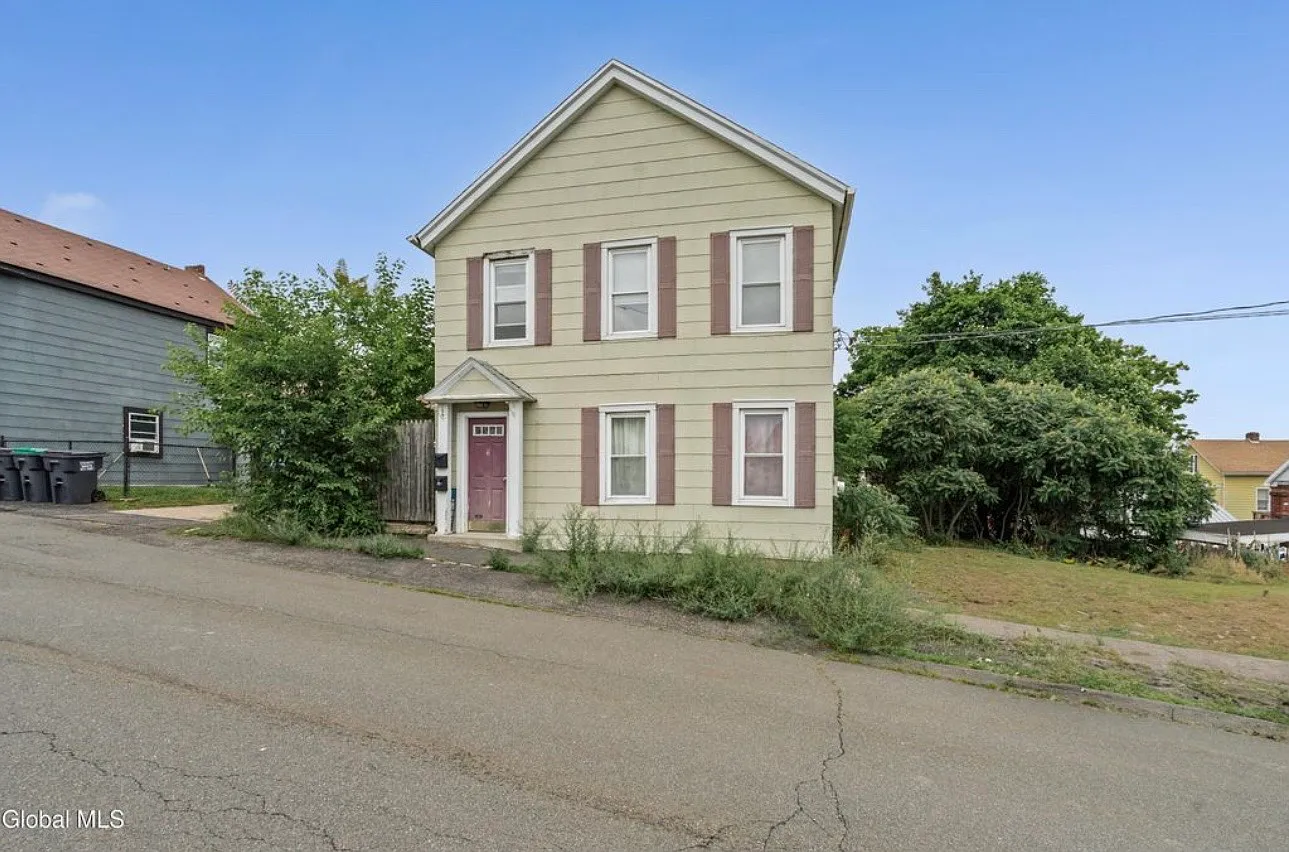3 bed, 970 sqft, $1,495 — Photo 1