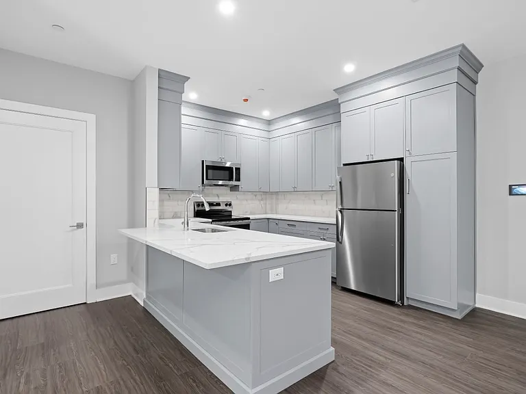 100 Smith St #2 — Photo 8