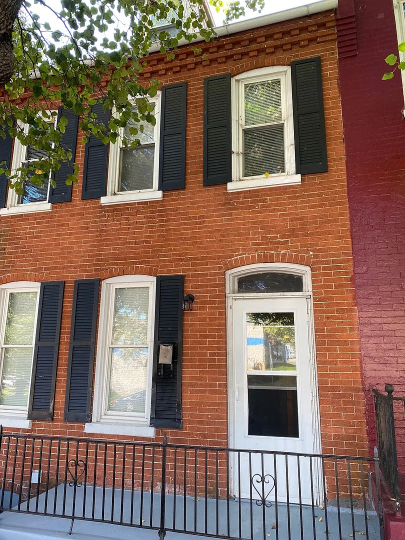 Lovely Four Bedroom House in Lancaster City with Fenced in Backyard — Photo 1