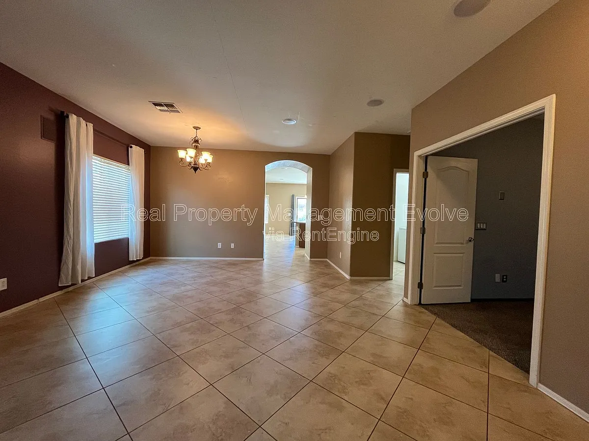 Building Photo - 2825 E Trigger Way