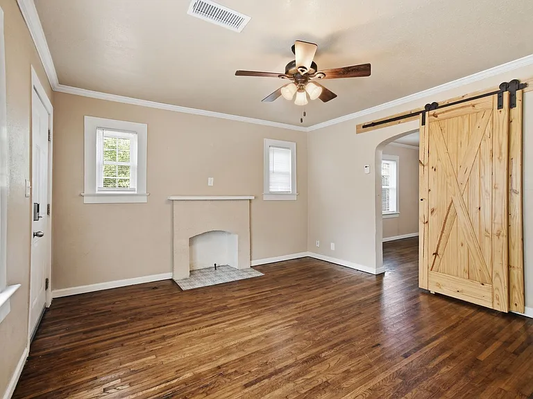 E 8th St Duplex — Photo 4