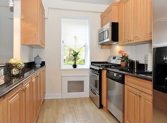 2nd image of 3 Sadore Ln APT 1M