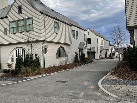 3rd image of 460 Heatherden Ave