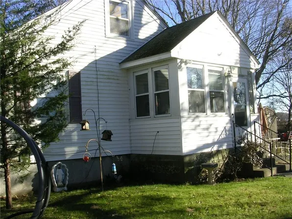 44 Owens St, Warwick, RI 02889