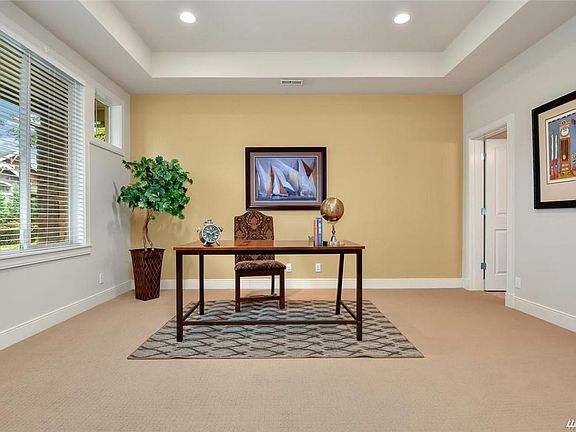 Downstair room with 0.5 bath.(office, bedroom or Gym). Big size of window.